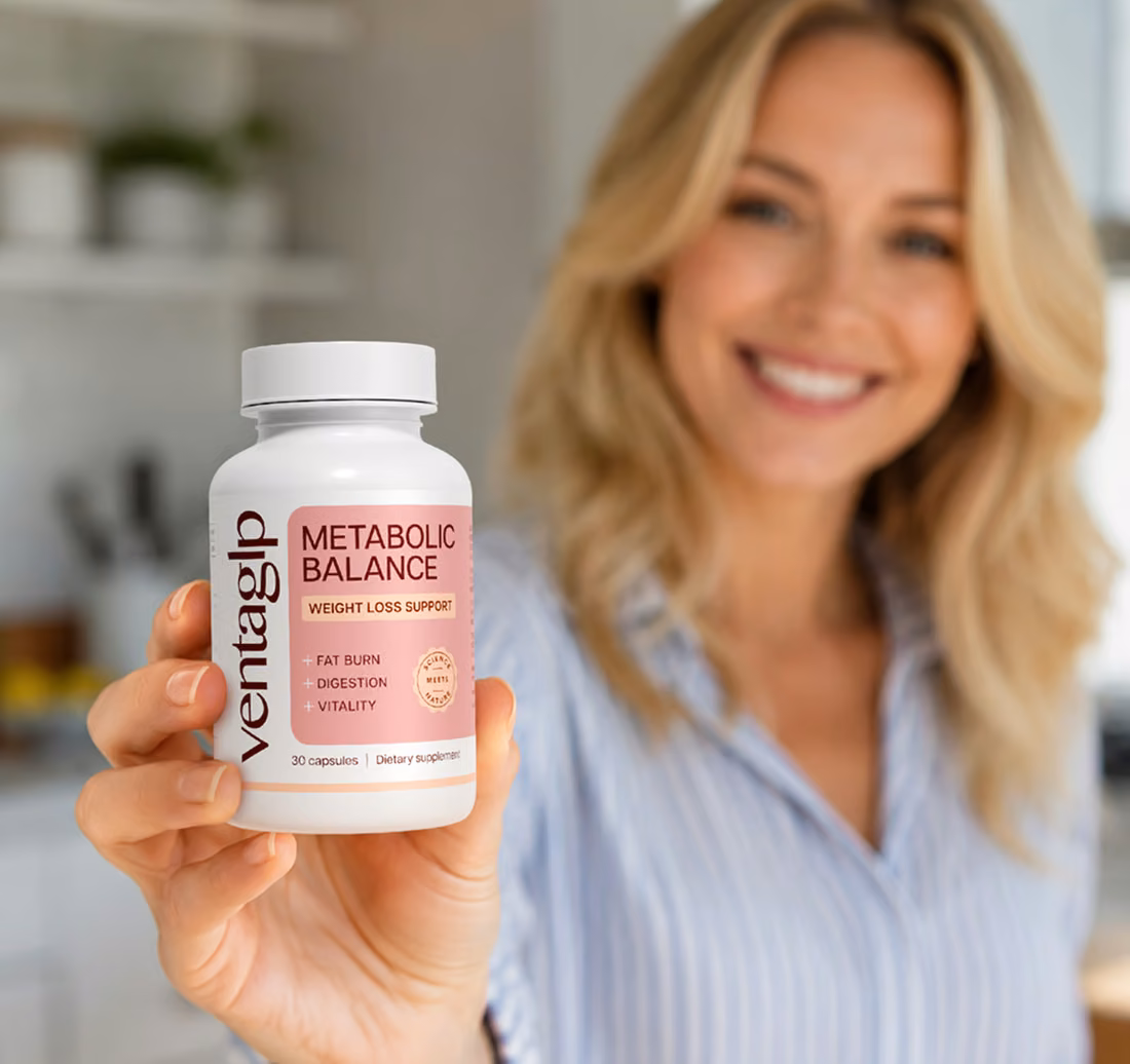 Mujer rubia y sonriente enseñando un frasco de Venta GLP
